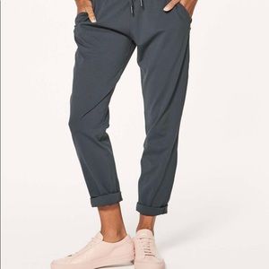 Lululemon On The Fly Pant 28” in Melanite (Grey) *BNWT